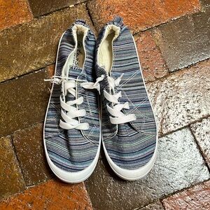 Twisted size 8 tennis shoes like new